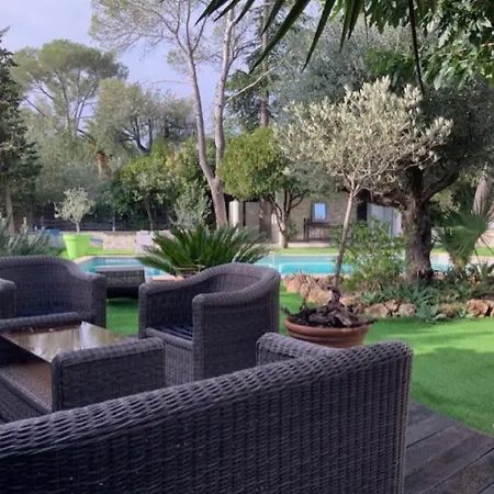 בית נופש Lavish Holiday In With Private Swimming Pool *